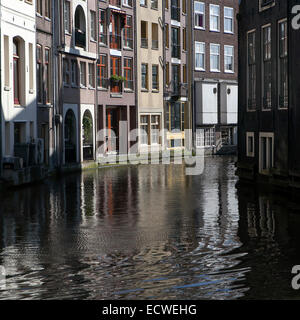 AMSTERDAM, Niederlande - 19. März 2014: Lebende Häuser entlang der Böschung des Kanals im Frühling. Schöne Aussicht auf Amsterdam Stockfoto