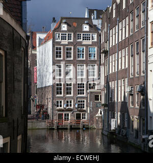 AMSTERDAM, Niederlande - 19. März 2014: Lebende Häuser entlang der Böschung des Kanals im Frühling. Schöne Aussicht auf Amsterdam Stockfoto