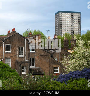 LONDON - 14 SEPTEMBER. Ein Art-Deco-Stil-Stadthaus in eine Terrasse von kleinen 18. Jahrhundert Gehäuse ungewöhnlich ohne parkenden Autos Stockfoto