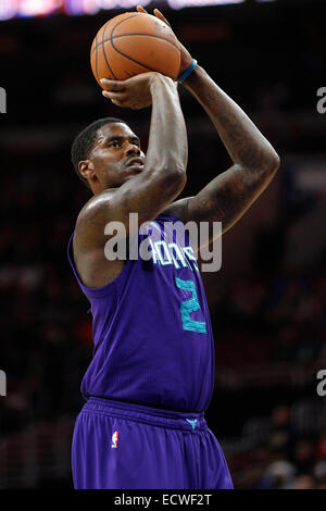 19. Dezember 2014: Charlotte Hornets vorwärts Marvin Williams (2) schießt den Ball während des NBA-Spiels zwischen den Charlotte Hornets und die Philadelphia 76ers im Wells Fargo Center in Philadelphia, Pennsylvania. Die Charlotte Hornets gewann 109-91. Stockfoto