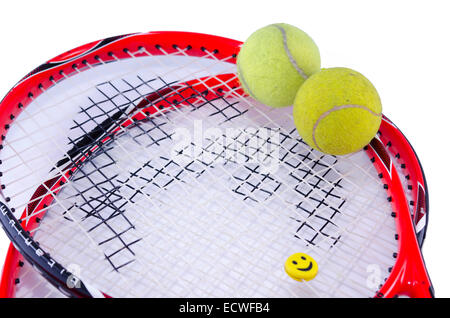 Zwei Tennisschläger mit zwei Tennisbälle, isoliert auf weißem Hintergrund Stockfoto