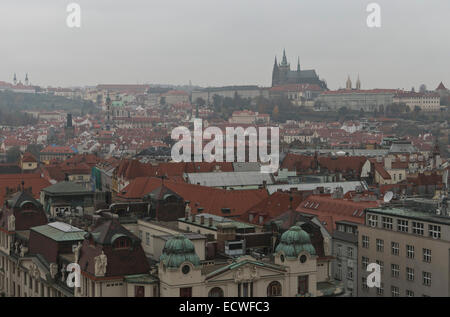 Blick vom alten Rathaus in Richtung Hradschin, das Burgviertel Hradschin und Veitsdom, Prag, Böhmen, Stockfoto