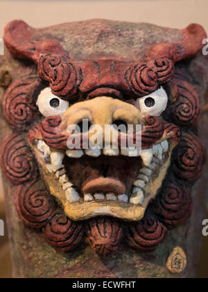 Shisa Löwe / Hund Talisman auf dem Display auf Ryukyu Mura, Yomitan, Okinawa, Japan Stockfoto