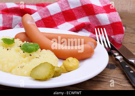 Wiener Würstchen mit Kartoffelpüree, Senf, Nahaufnahme Stockfoto