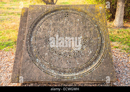 Sonnenuhr in Ruinen von Zvartnots Tempel in Admiadzin, Armenien Stockfoto