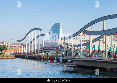 Barcelona, Spanien - 26. August 2014: Vista Hafenansicht mit Gehweg Brücke und eine Menge Leute zu Fuß Stockfoto