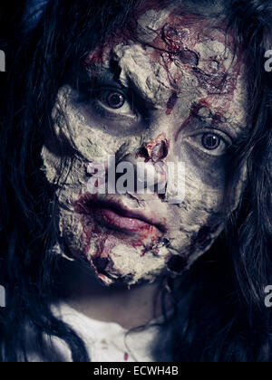 Zombie - Halloween-Kostüm mit beeindruckenden Special Effects Make-up. Stockfoto