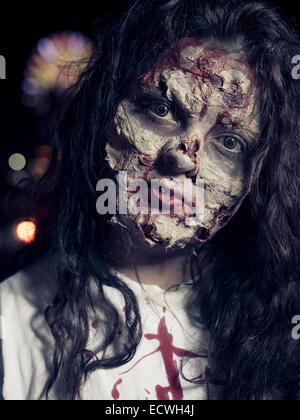 Zombie - Halloween-Kostüm mit beeindruckenden Special Effects Make-up. Stockfoto