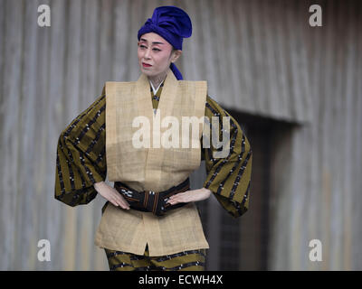 Hanashiro Fujiko (männliche Rolle) führt Kanayo Amaka einen traditionellen Tanz der Ryukyu Schloss Shuri. Stockfoto