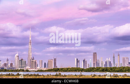 Schöne Dubai Cityscape, rosa bewölkter Himmel über Luxus arabischen Stadt, futuristische moderne Gebäude, teure Anlage Stockfoto