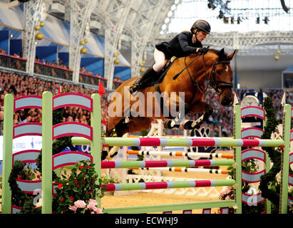 London, UK. 20. Dezember 2014. London Olympia Horse Show. Welt Klasse Programm U23 britischen Meisterschaften 1. Platz Kerry Brennan Credit: Action Plus Sport/Alamy Live News Stockfoto