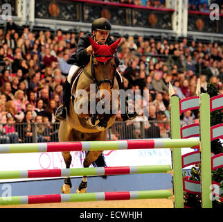 London, UK. 20. Dezember 2014. London Olympia Horse Show. Welt Klasse Programm U23 British Championships Joseph Davison Reiten Vennoot 11 3. platziert Credit: Action Plus Sport/Alamy Live News Stockfoto