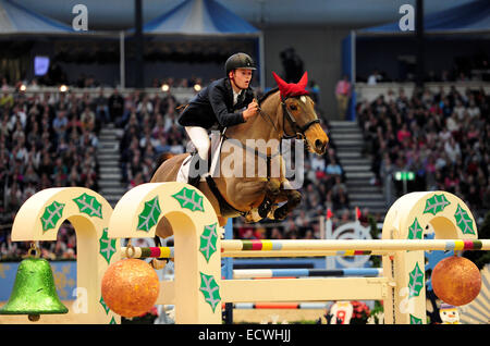 London, UK. 20. Dezember 2014. London Olympia Horse Show. Welt Klasse Programm U23 British Championships Joseph Davison Reiten Vennoot 11 3. platziert Credit: Action Plus Sport/Alamy Live News Stockfoto