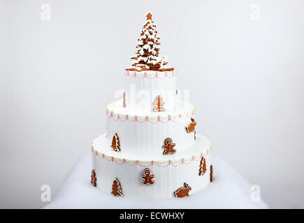 Die künstlichen Torte dekoriert mit handgefertigten essbare Lebkuchen-Figuren und Neujahr Baum mit Schnee-Dekoration Stockfoto