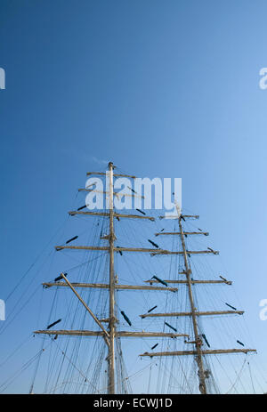 Masten auf Segelschiff gegen den blauen Himmel Stockfoto
