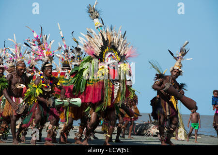 Melanesien, Papua-Neu-Guinea, Sepik River Gebiet, Dorf von Kopar. Traditionelle Sing-Sing in aufwendige Kleidung und Feder Kopfschmuck Stockfoto