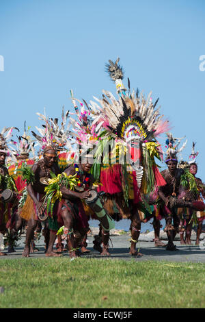 Melanesien, Papua-Neu-Guinea, Sepik River Gebiet, Dorf von Kopar. Typische Sing-Sing willkommen Tanz. Stockfoto