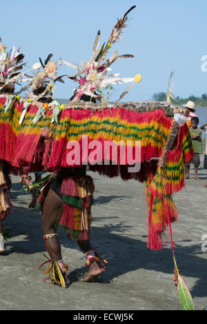 Melanesien, Papua-Neu-Guinea, Sepik River Gebiet, Dorf von Kopar. Typische Sing-Sing willkommen Tanz. Stockfoto