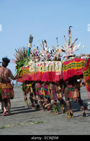 Melanesien, Papua-Neu-Guinea, Sepik River Gebiet, Dorf von Kopar. Typische Sing-Sing willkommen Tanz. Stockfoto