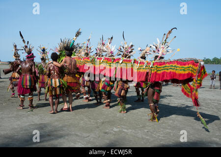 Melanesien, Papua-Neu-Guinea, Sepik River Gebiet, Dorf von Kopar. Typische Sing-Sing willkommen Tanz. Stockfoto