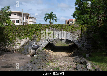 Mikronesien, Marianen, uns Territorium Guam, Hagatna (auch bekannt als Agana). Ruinen der historischen Brücke in San Antonio. Stockfoto