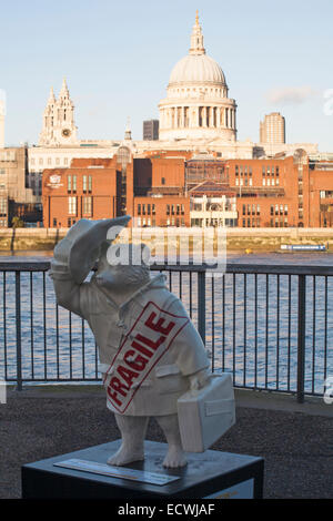 Fragile Paddington Bär, Teil von The Paddington Trail, mit St-Pauls-Kathedrale auf der Themse, London im Dezember Stockfoto