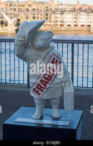 Fragile Paddington Bär, Teil von The Paddington Trail, London im Dezember Stockfoto