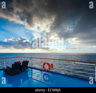 Blick auf das Meer und den Himmel von einem Kreuzfahrt-Deck. Am Morgen nach dem Regen. Stockfoto