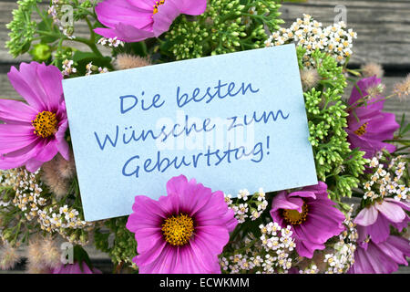 Deutsche Grußkarte mit pinkfarbenen Sommerblumen und Text: Happy Birthday Stockfoto