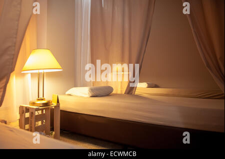 Berlin, Deutschland. 17. Dezember 2014. Die Mittagszeit schlafen Studio "Nickerchen" ist in Berlin, Deutschland, 17. Dezember 2014 abgebildet. Die Betten sind mit Vorhängen abgetrennt. schlafen Sie 20 Minuten am Nachmittag kostet 8 Euro, eine volle Stunde kostet 20 Euro. Foto: Felix Zahn/Dpa/Alamy Live News Stockfoto