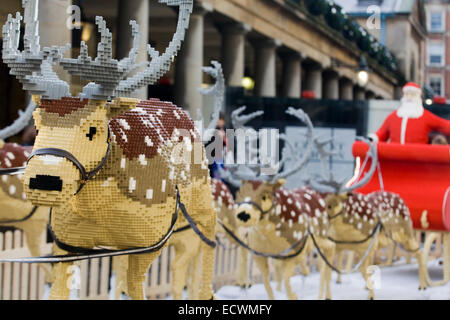Rentiere und Weihnachtsmann hergestellt aus Lego angezeigt in Covent Garten London England Stockfoto