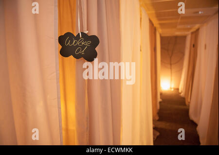 Berlin, Deutschland. 17. Dezember 2014. Die Mittagszeit schlafen Studio "Nickerchen" ist in Berlin, Deutschland, 17. Dezember 2014 abgebildet. Die Betten sind mit Vorhängen abgetrennt. schlafen Sie 20 Minuten am Nachmittag kostet 8 Euro, eine volle Stunde kostet 20 Euro. Foto: Felix Zahn/Dpa/Alamy Live News Stockfoto