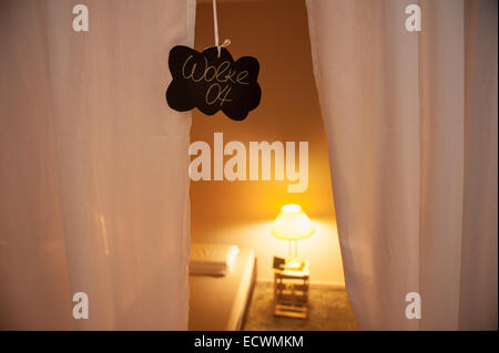 Berlin, Deutschland. 17. Dezember 2014. Die Mittagszeit schlafen Studio "Nickerchen" ist in Berlin, Deutschland, 17. Dezember 2014 abgebildet. Die Betten sind mit Vorhängen abgetrennt. schlafen Sie 20 Minuten am Nachmittag kostet 8 Euro, eine volle Stunde kostet 20 Euro. Foto: Felix Zahn/Dpa/Alamy Live News Stockfoto