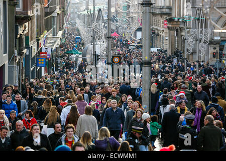 Glasgow, Vereinigtes Königreich. 20. Dezember 2014. Am letzten Samstag vor Weihnachten präsentiert synchronisierte Panik Samstag durch einige Einzelhandelsorganisationen, Glasgow Stadtzentrum war voll von Käufern, die auf der Suche nach Last-Minute. Es gab auch viele Straßenmusikanten und Organisationen bietet Unterhaltung für die erschöpften Shopper. Bildnachweis: Findlay/Alamy Live-Nachrichten Stockfoto