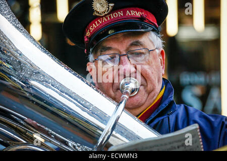 Glasgow, UK. 20 Dez, 2014. Am letzten Samstag vor Weihnachten, Panik Samstag von einigen Einzelhandelsunternehmen betitelt, Glasgow Innenstadt war voll von Einkäufern auf der Suche nach Last-Minute-Geschenke. Es gab auch viele Straßenmusikanten und Organisationen bietet Unterhaltung für die erschöpfte Shopper Stockfoto