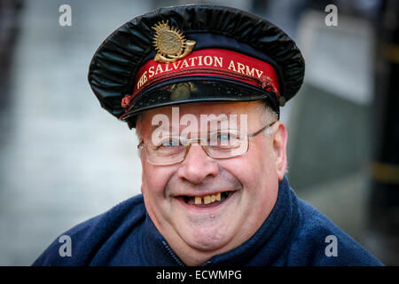 Glasgow, UK. 20 Dez, 2014. Am letzten Samstag vor Weihnachten, Panik Samstag von einigen Einzelhandelsunternehmen betitelt, Glasgow Innenstadt war voll von Einkäufern auf der Suche nach Last-Minute-Geschenke. Es gab auch viele Straßenmusikanten und Organisationen bietet Unterhaltung für die erschöpfte Shopper Stockfoto