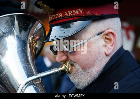 Glasgow, UK. 20 Dez, 2014. Am letzten Samstag vor Weihnachten, Panik Samstag von einigen Einzelhandelsunternehmen betitelt, Glasgow Innenstadt war voll von Einkäufern auf der Suche nach Last-Minute-Geschenke. Es gab auch viele Straßenmusikanten und Organisationen bietet Unterhaltung für die erschöpfte Shopper Stockfoto