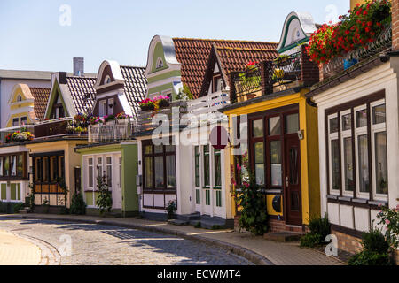 eine Straße in Warnemünde an einem sonnigen Tag Stockfoto