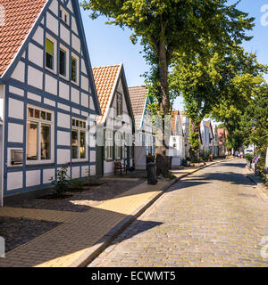 eine Straße in Warnemünde an einem sonnigen Tag Stockfoto