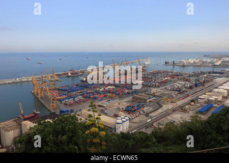 Barcelona, Spanien-Container-terminal, wie es von der Spitze des Hügels Montjuïc, 1. August 2014 gesehen Stockfoto