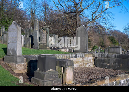 Blick auf vernachlässigte Gräber auf einem sonnigen Wintermorgen in neue Calton Burial Ground in Edinburgh, Schottland, Großbritannien. Stockfoto