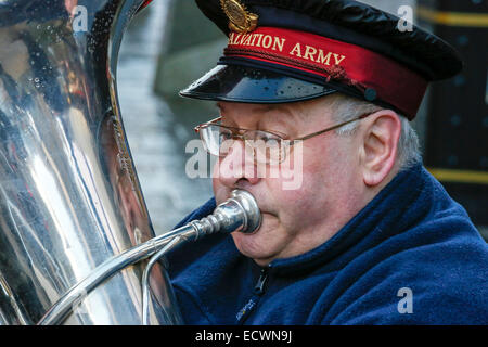 Glasgow, UK. 20 Dez, 2014. Am letzten Samstag vor Weihnachten, Panik Samstag von einigen Einzelhandelsunternehmen betitelt, Glasgow Innenstadt war voll von Einkäufern auf der Suche nach Last-Minute-Geschenke. Es gab auch viele Straßenmusikanten und Organisationen bietet Unterhaltung für die erschöpfte Shopper Stockfoto