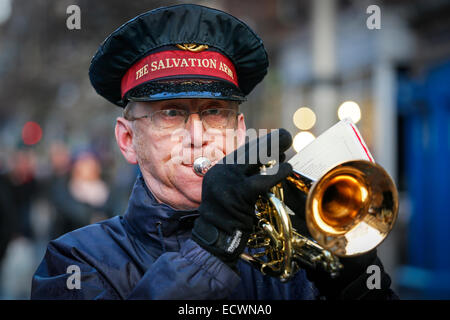 Glasgow, UK. 20 Dez, 2014. Am letzten Samstag vor Weihnachten, Panik Samstag von einigen Einzelhandelsunternehmen betitelt, Glasgow Innenstadt war voll von Einkäufern auf der Suche nach Last-Minute-Geschenke. Es gab auch viele Straßenmusikanten und Organisationen bietet Unterhaltung für die erschöpfte Shopper Stockfoto