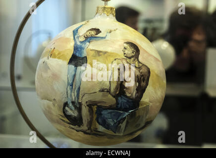 20. Dezember 2014 - Christmas ball mit einer Kopie von Picassos "Mädchen am ball''--Klavdievskaya Fabrik von Weihnachtsschmuck - das älteste Unternehmen dieses Profils in der Ukraine. Es wurde im Jahre 1946 eröffnet. In der Sowjetzeit war es eines von drei Unternehmen in der UdSSR, die spezialisiert auf die Herstellung von Weihnachtsschmuck. Es gab mehr als fünfhundert Menschen. Es beschäftigt heute 50 Glasbläser und Künstler. Werkseigenen Produktionskontrolle ist auch in Europa bekannt. © Igor Golovniov/ZUMA Draht/Alamy Live-Nachrichten Stockfoto