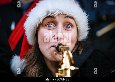 Glasgow, Vereinigtes Königreich. 20. Dezember 2014. Am letzten Samstag vor Weihnachten präsentiert synchronisierte Panik Samstag durch einige Einzelhandelsorganisationen, Glasgow Stadtzentrum war voll von Käufern, die auf der Suche nach Last-Minute. Es gab auch viele Straßenmusikanten und Organisationen bietet Unterhaltung für die erschöpften Shopper. Bildnachweis: Findlay/Alamy Live-Nachrichten Stockfoto