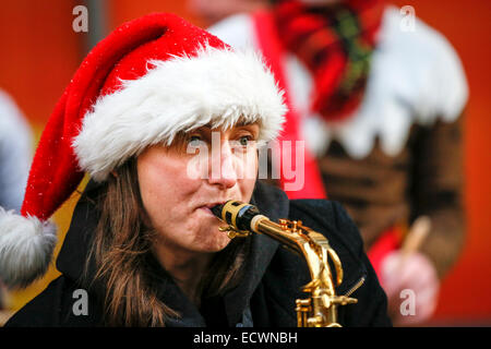 Glasgow, Vereinigtes Königreich. 20. Dezember 2014. Am letzten Samstag vor Weihnachten präsentiert synchronisierte Panik Samstag durch einige Einzelhandelsorganisationen, Glasgow Stadtzentrum war voll von Käufern, die auf der Suche nach Last-Minute. Es gab auch viele Straßenmusikanten und Organisationen bietet Unterhaltung für die erschöpften Shopper. Bildnachweis: Findlay/Alamy Live-Nachrichten Stockfoto