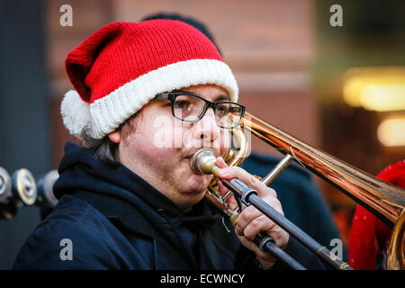 Glasgow, Vereinigtes Königreich. 20. Dezember 2014. Am letzten Samstag vor Weihnachten präsentiert synchronisierte Panik Samstag durch einige Einzelhandelsorganisationen, Glasgow Stadtzentrum war voll von Käufern, die auf der Suche nach Last-Minute. Es gab auch viele Straßenmusikanten und Organisationen bietet Unterhaltung für die erschöpften Shopper. Bildnachweis: Findlay/Alamy Live-Nachrichten Stockfoto