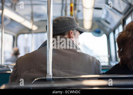 Personen in einem Bus, Ansicht von hinten Stockfoto