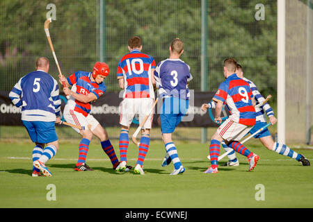 Kingussie, Ronald Ross MBE (2. von links) schießt zum Ziel. Kingussie v Newtonmore in der Orion Premiership. Stockfoto