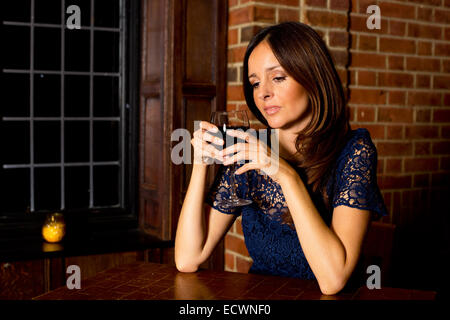 eine nachdenkliche Frau in einer bar Stockfoto